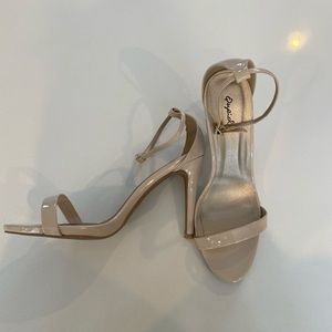 Patent leather nude pump